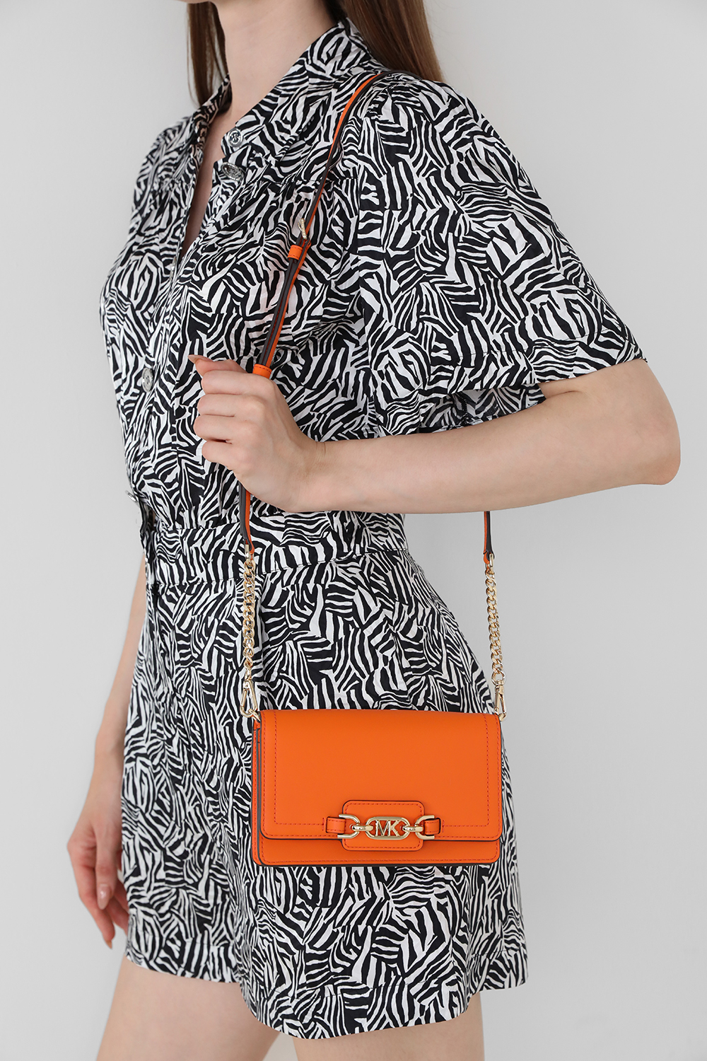 תמונת כל הלוק של ארנק מעור